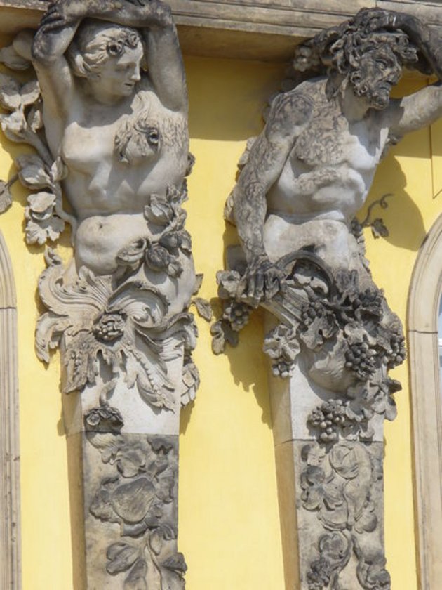 Bacchantenhermen und Bachantinnen beschmückte Südfassade des Schloss Sanssouci; Foto: Steffen Heilfort / Wikimedia Commons
