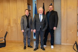 Auf dem Foto (v.l.n.r.): Matthias Rilling, Wolfgang Kubicki und Ulf Tietge