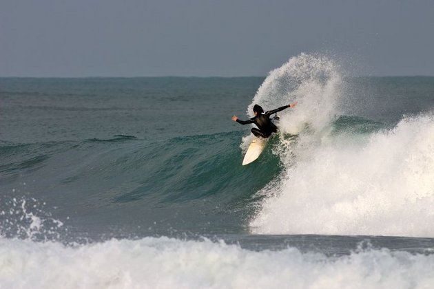 Surfer Kickback; © ClipDealer